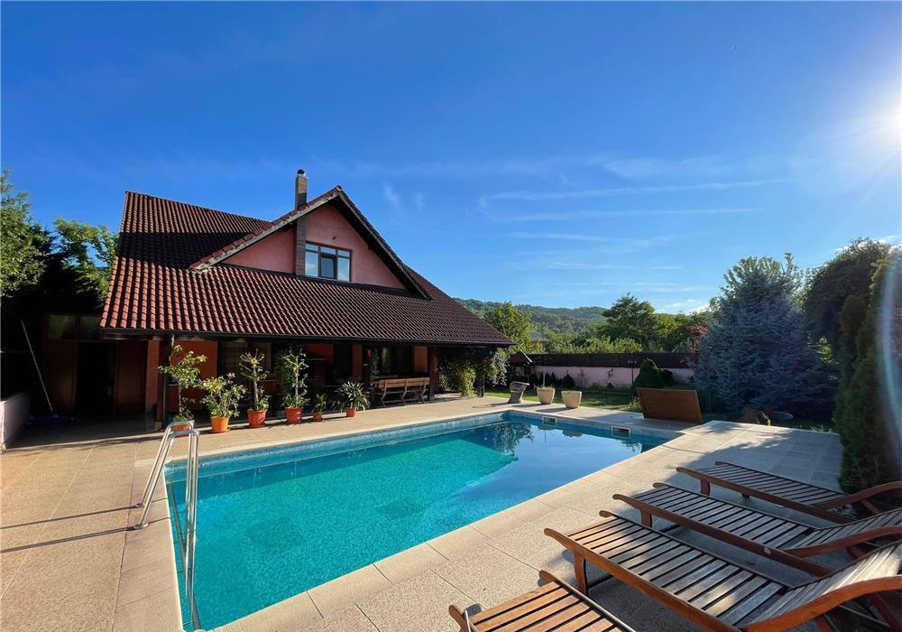 Vand casa in Vladesti, parter + mansarda 241mp utili si piscina