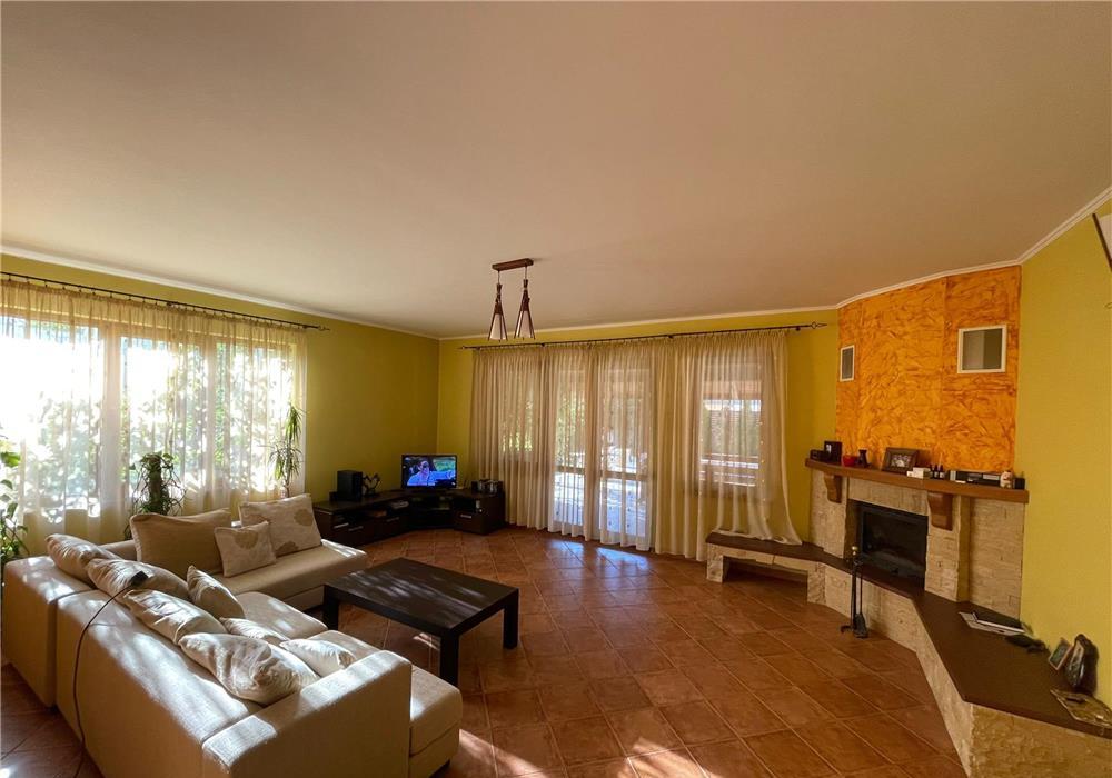 Vand casa in Vladesti, parter + mansarda 241mp utili si piscina