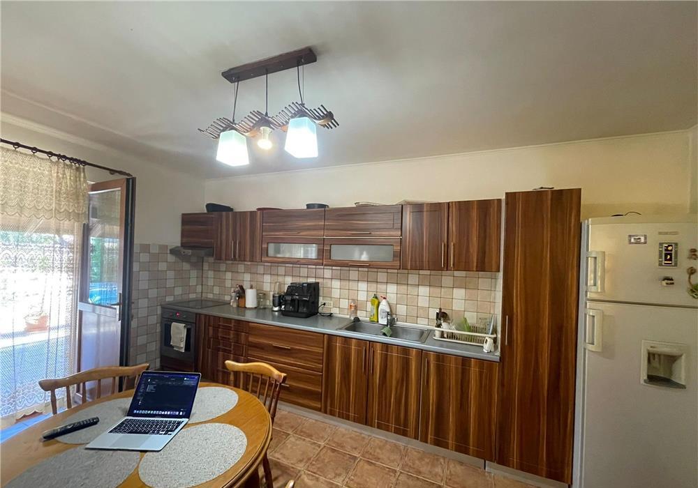 Vand casa in Vladesti, parter + mansarda 241mp utili si piscina