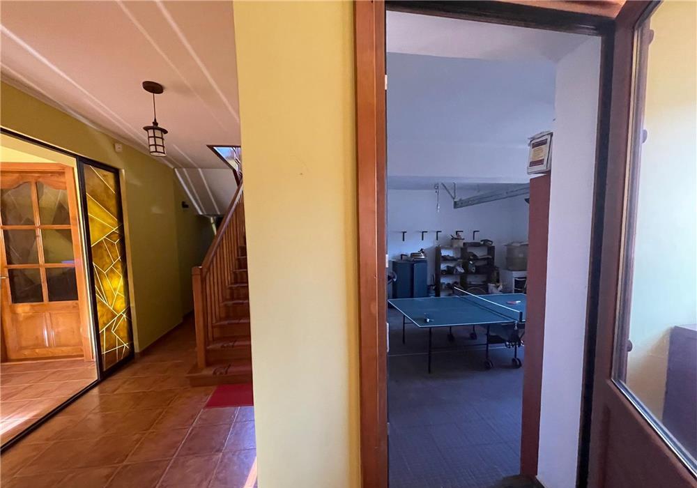 Vand casa in Vladesti, parter + mansarda 241mp utili si piscina