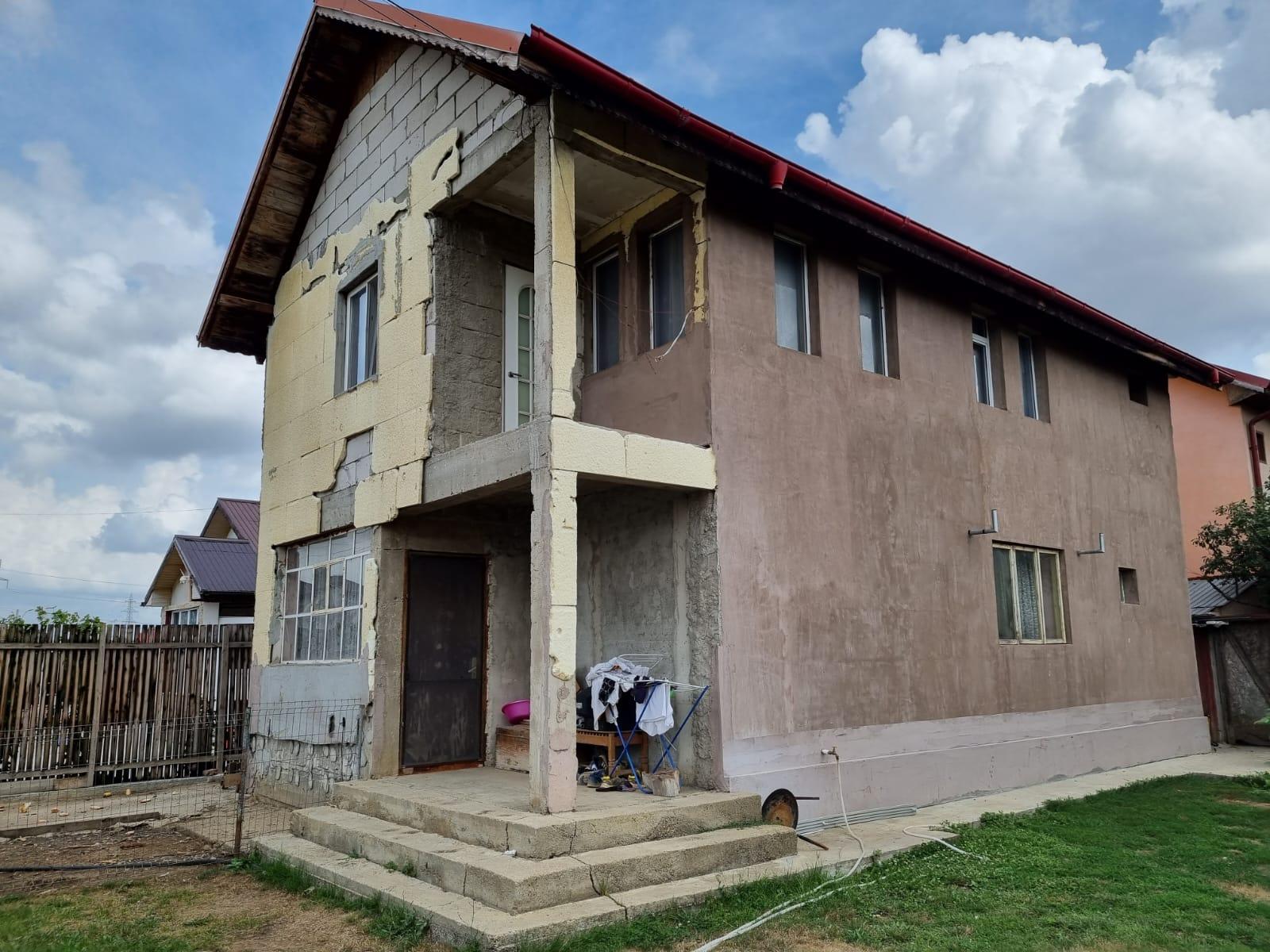 Vand casa la rosu