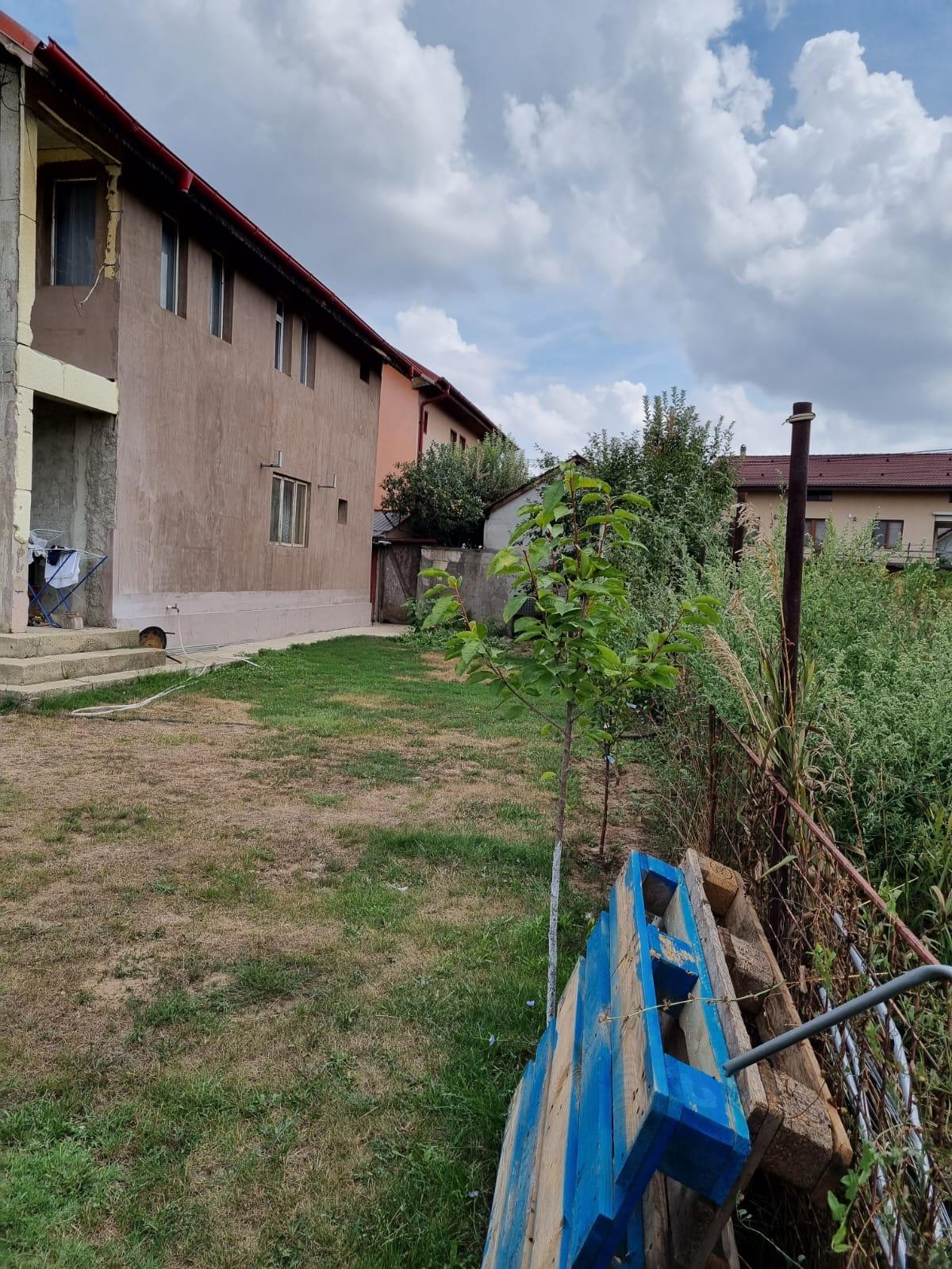 Vand casa la rosu