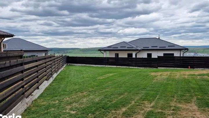 Vand CASA P+E in valea lupului