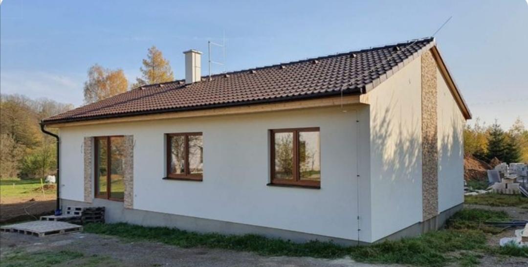 Vând casă și cabane pe structură din lemn vând și confecționez cu materialul nostru sau al clientului ne deplasăm oriunde în țară și lucrăm la fața locului orice model și orice dimensiune cerut de client casa și Cabana este de locuit vara și iarna pentru 
