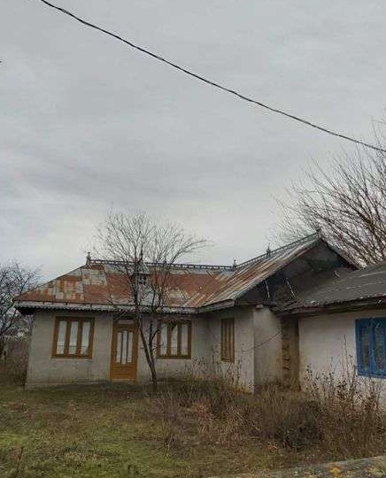 Vand casa si teren situata in satul Malul Alb