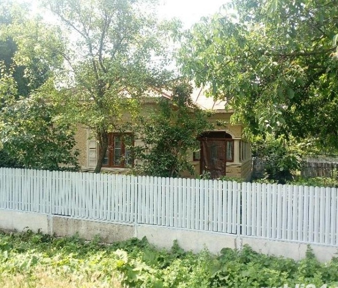 Vand casa si terenul aferent