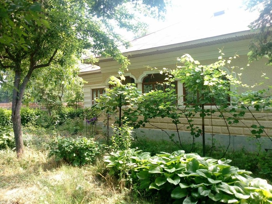 Vand casa si terenul aferent