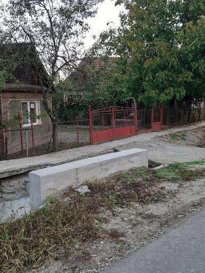 Vând casa,plus anexe