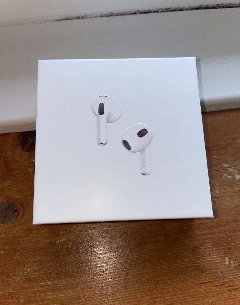 Vând căști AirPods 3