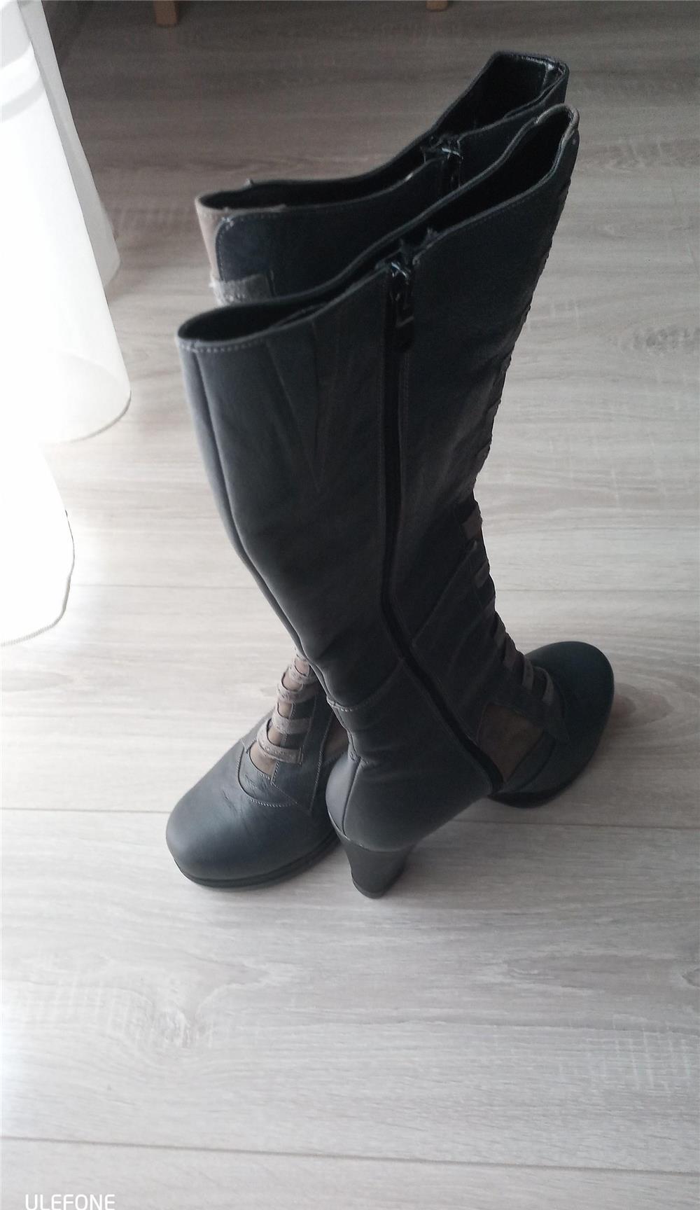 Vând cizme din piele pentru femei, model deosebit.