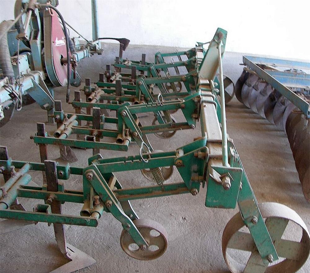 Vand  cultivator pe 4 randuri