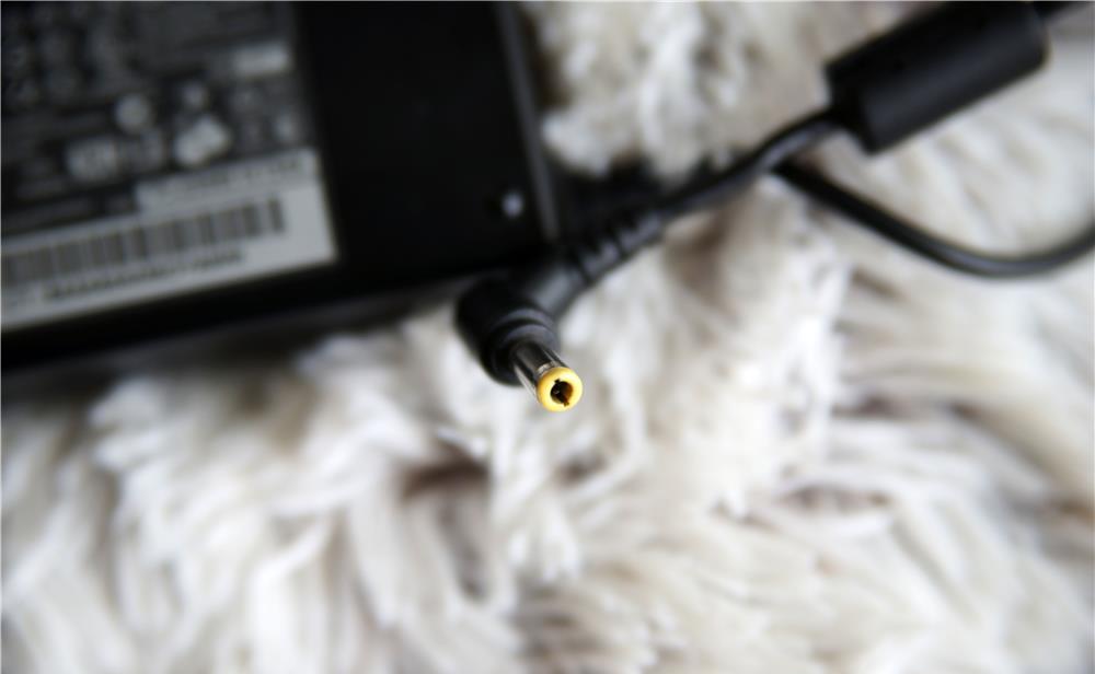 Vand diverse alimentatoare la 12 V, 18,5 V, 19 V, 20 V