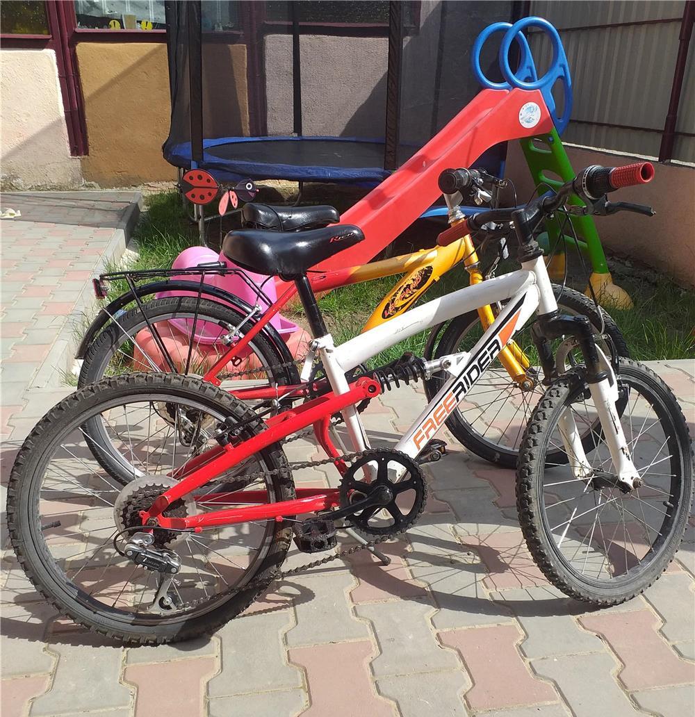 Vând două biciclete și o tricicletă electrică