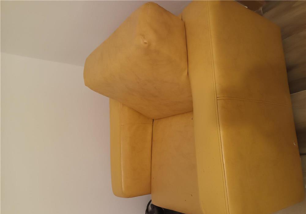 Vând două fotolii de culoarea galben, piele ecologică