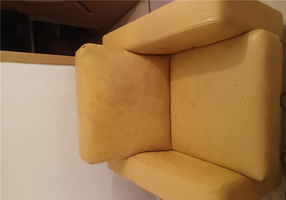 Vând două fotolii de culoarea galben, piele ecologică