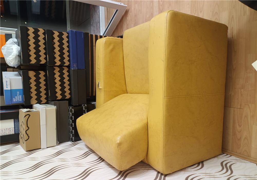 Vând două fotolii de culoarea galben, piele ecologică