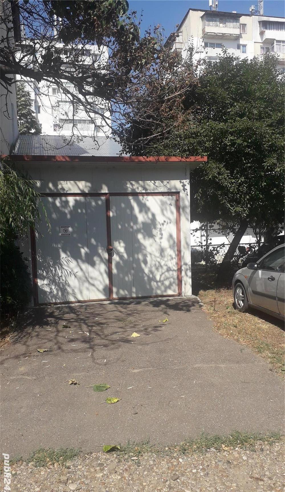 Vand garaj din placi sandwich pe structura metalica.