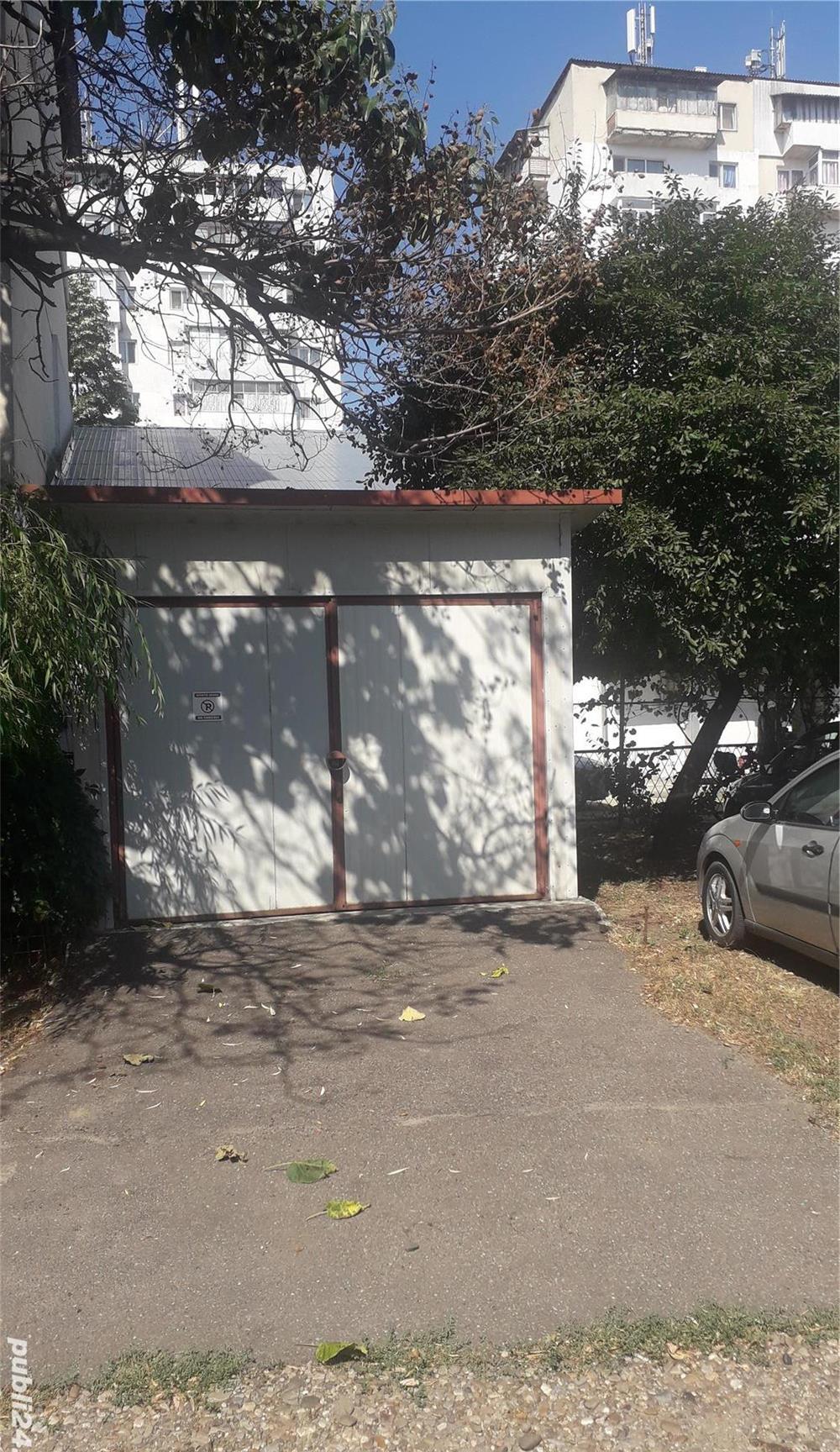 Vand garaj din placi sandwich pe structura metalica.