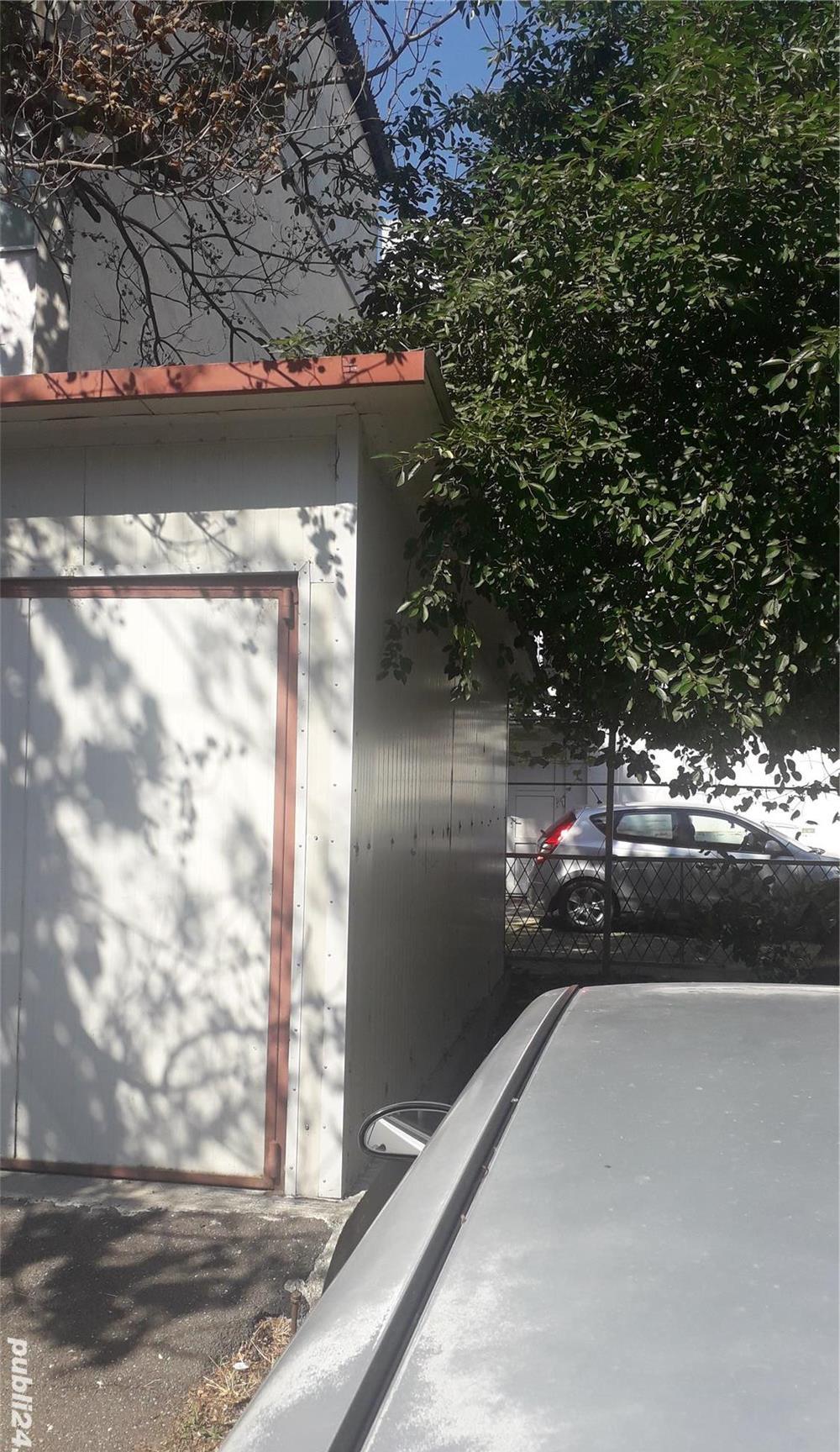 Vand garaj din placi sandwich pe structura metalica.