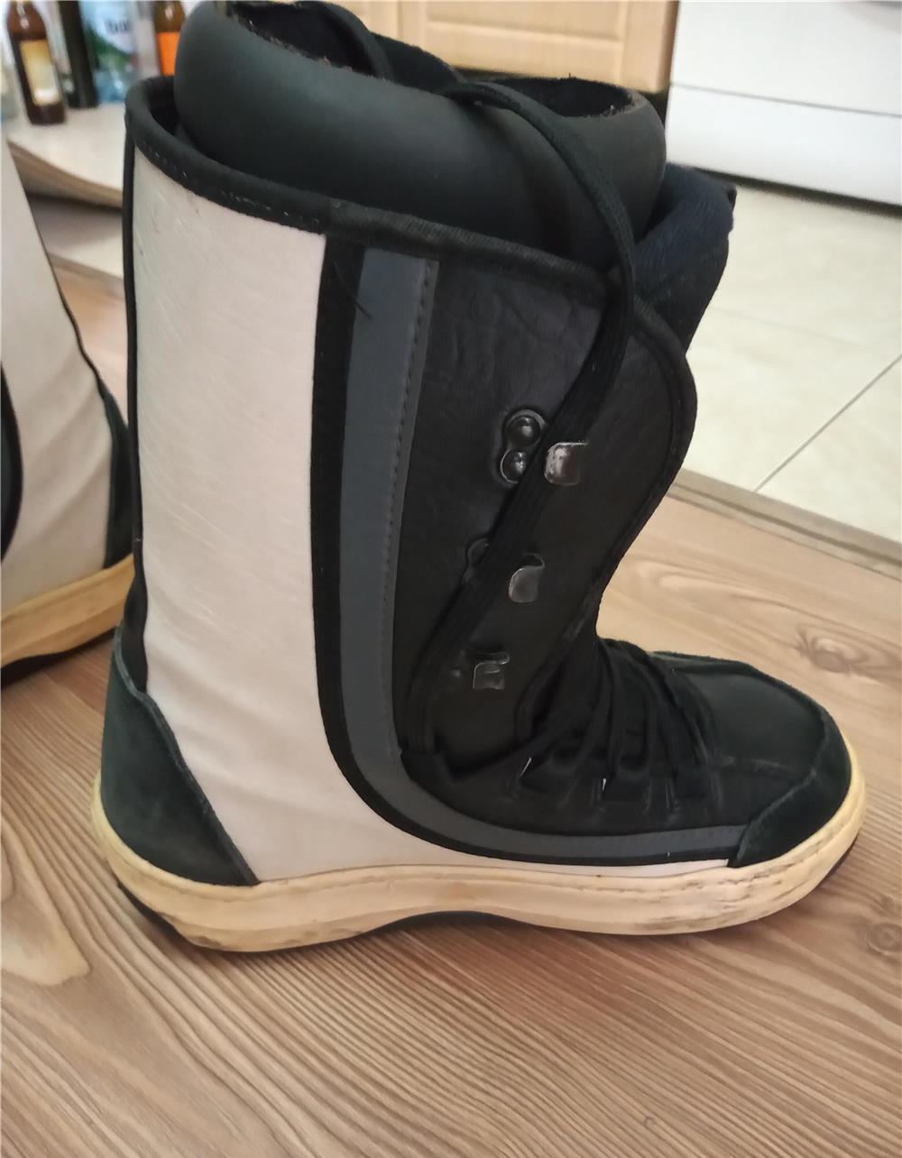 Vând ghete snowboard