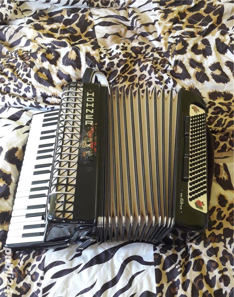 Vand Hohner Atlantic 4 de luxe modelul nou