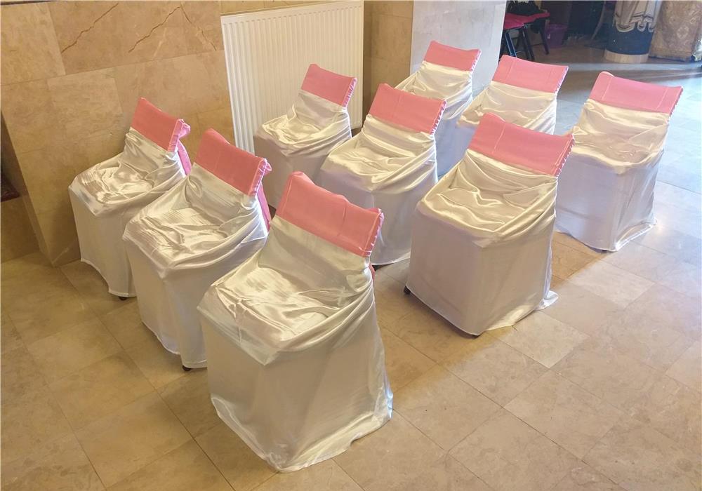 Vand huse albe pentru scaune si esarfe, servete de masa, sfesnice cu lumanari LED incluse.