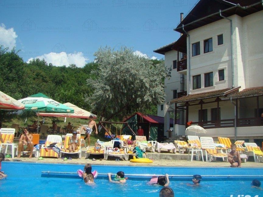 Vand imobil 14 camere și teren 6000mp, pretabil pensiune, centru nunti, azil de bătrâni
