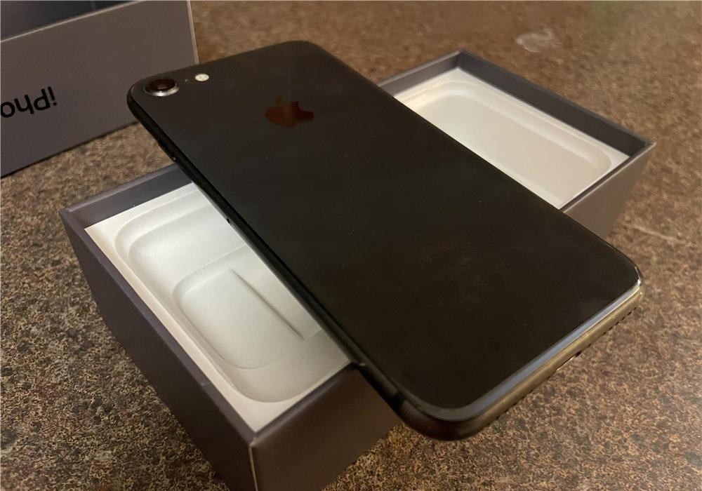 Vand Iphone 8, black, 64 gb