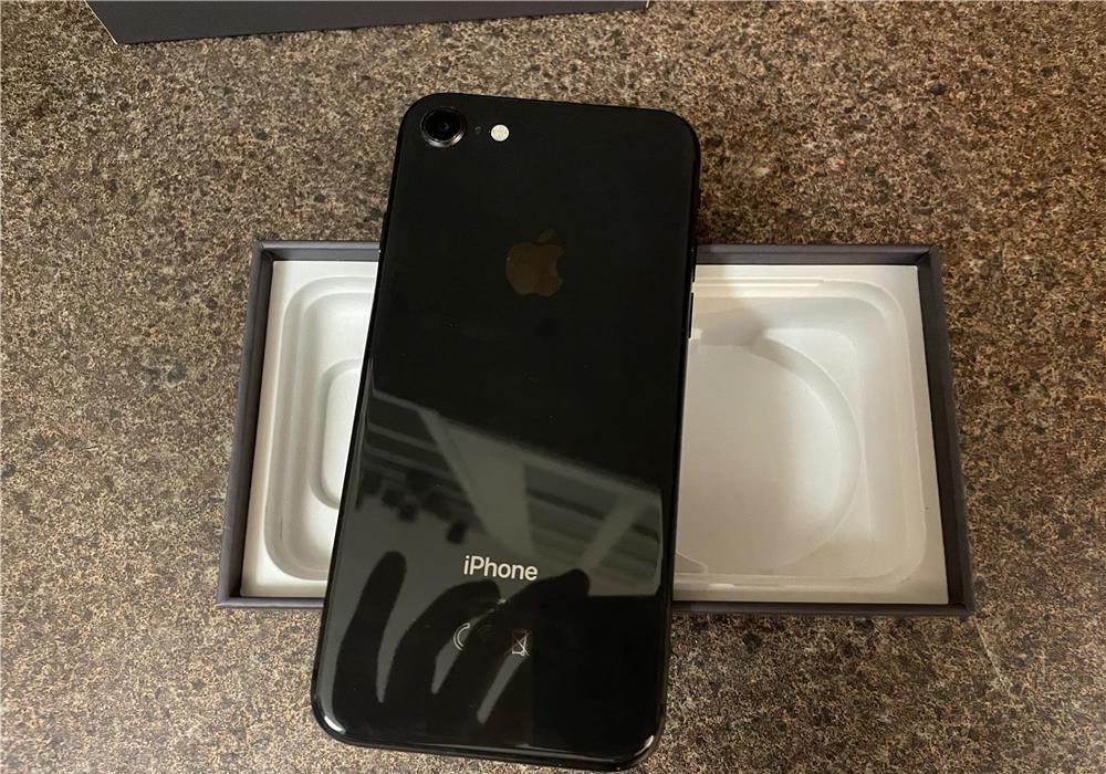 Vand Iphone 8, black, 64 gb