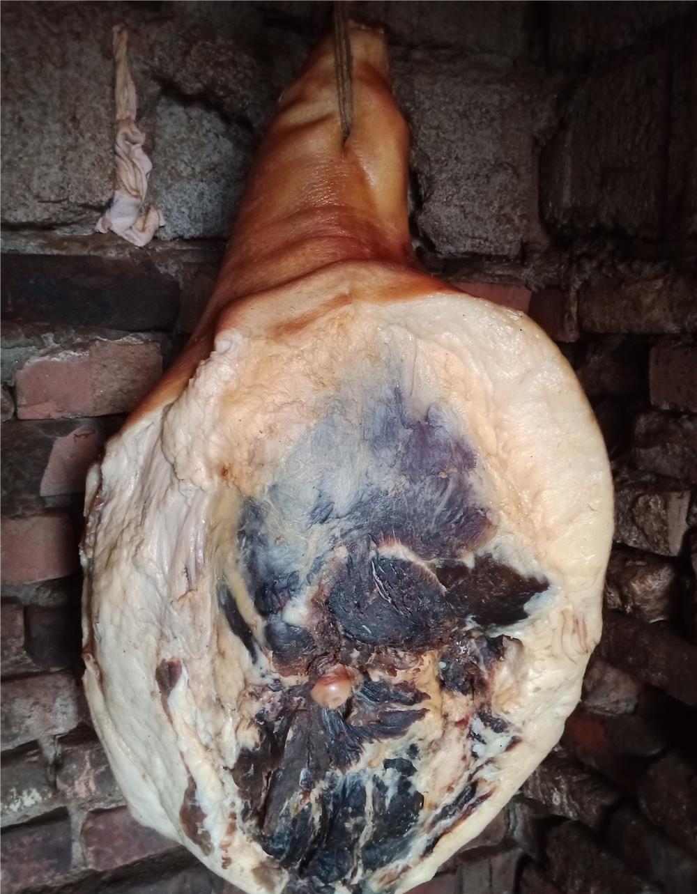 Vând jambon porc și slănină bio 100%(afumate natural la rece)