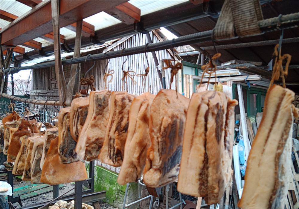 Vând jambon porc și slănină bio 100%(afumate natural la rece)