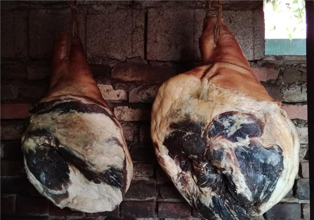 Vând jambon porc și slănină bio 100%(afumate natural la rece)