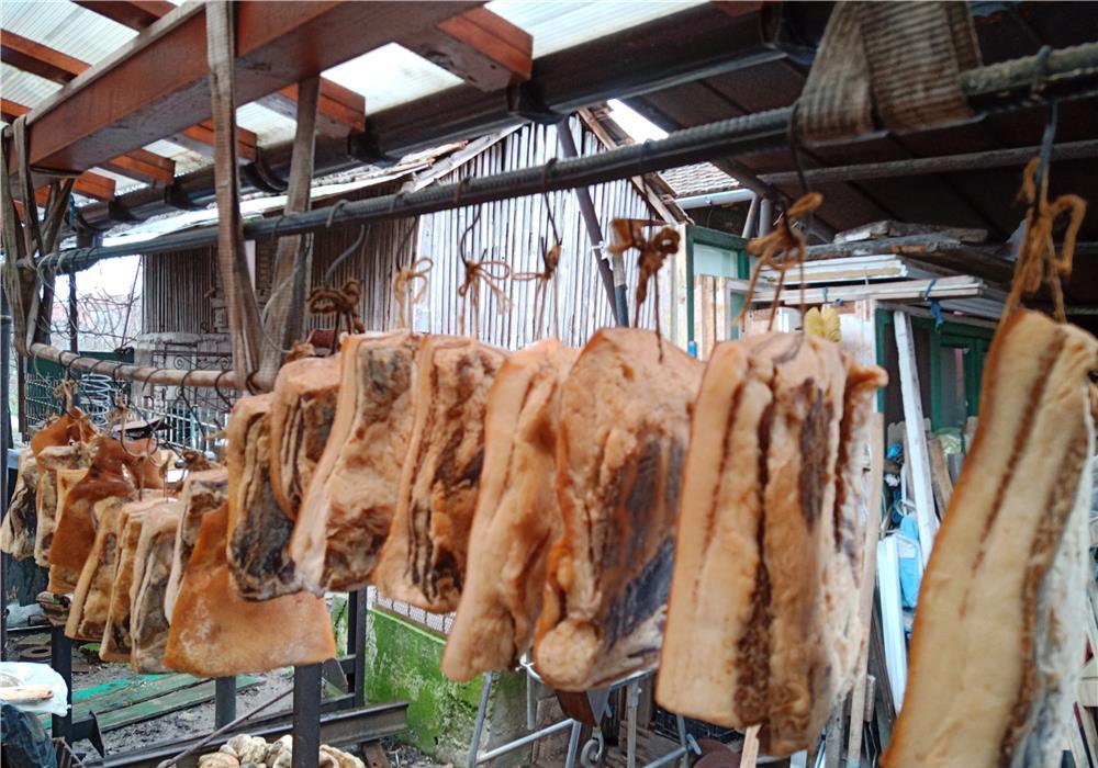 Vând jambon porc și slănină bio 100%(afumate natural la rece)