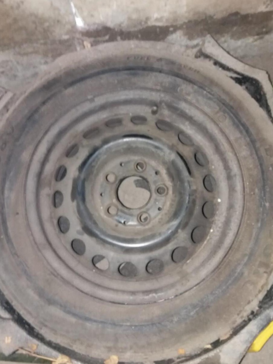 Vând jenti cu cauciucuri de vara audi A 4