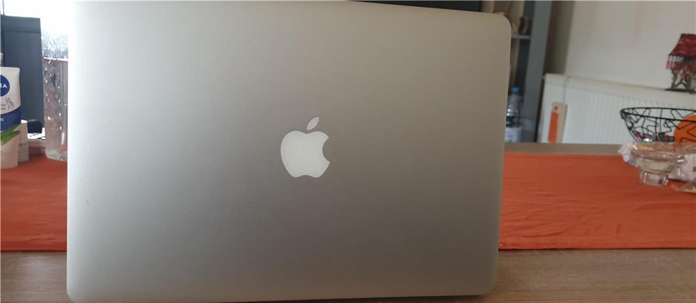Vând laptop MacBook Air