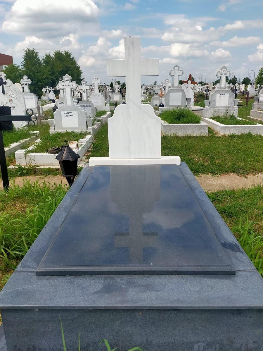 Vand  loc de veci cimitirul vest