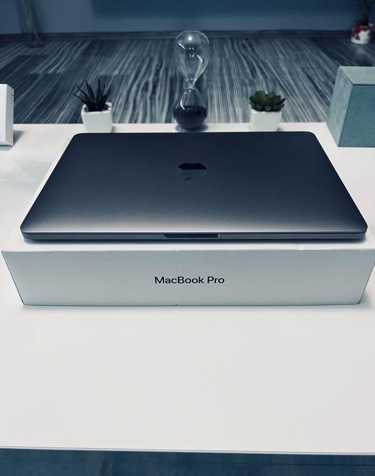 Vand Macbook Pro 13, 2017 , ca Nou!