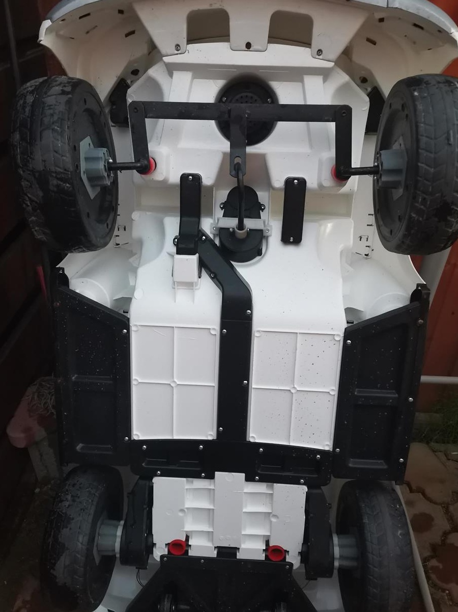 Vând mașinuța copii pentru piese de schimb sau décor!