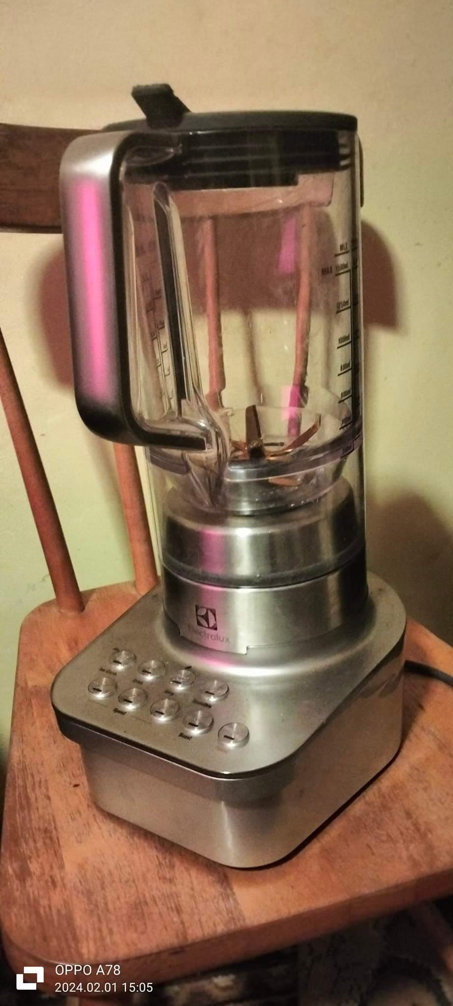 Vând mixer de fructe pret 400 lei negociabil