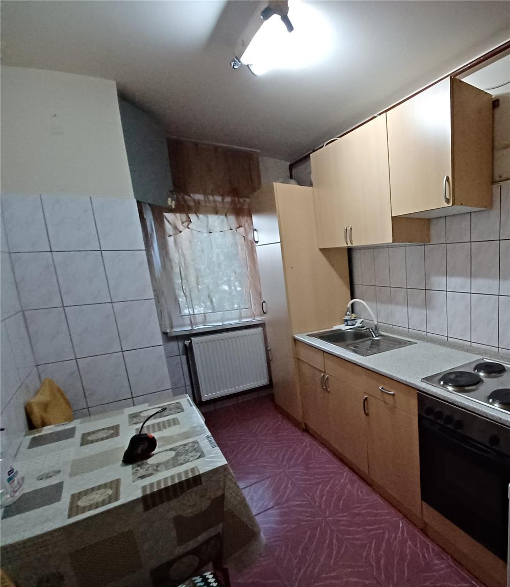 Vand mobila bucatarie cu aragaz si plita incorporabile