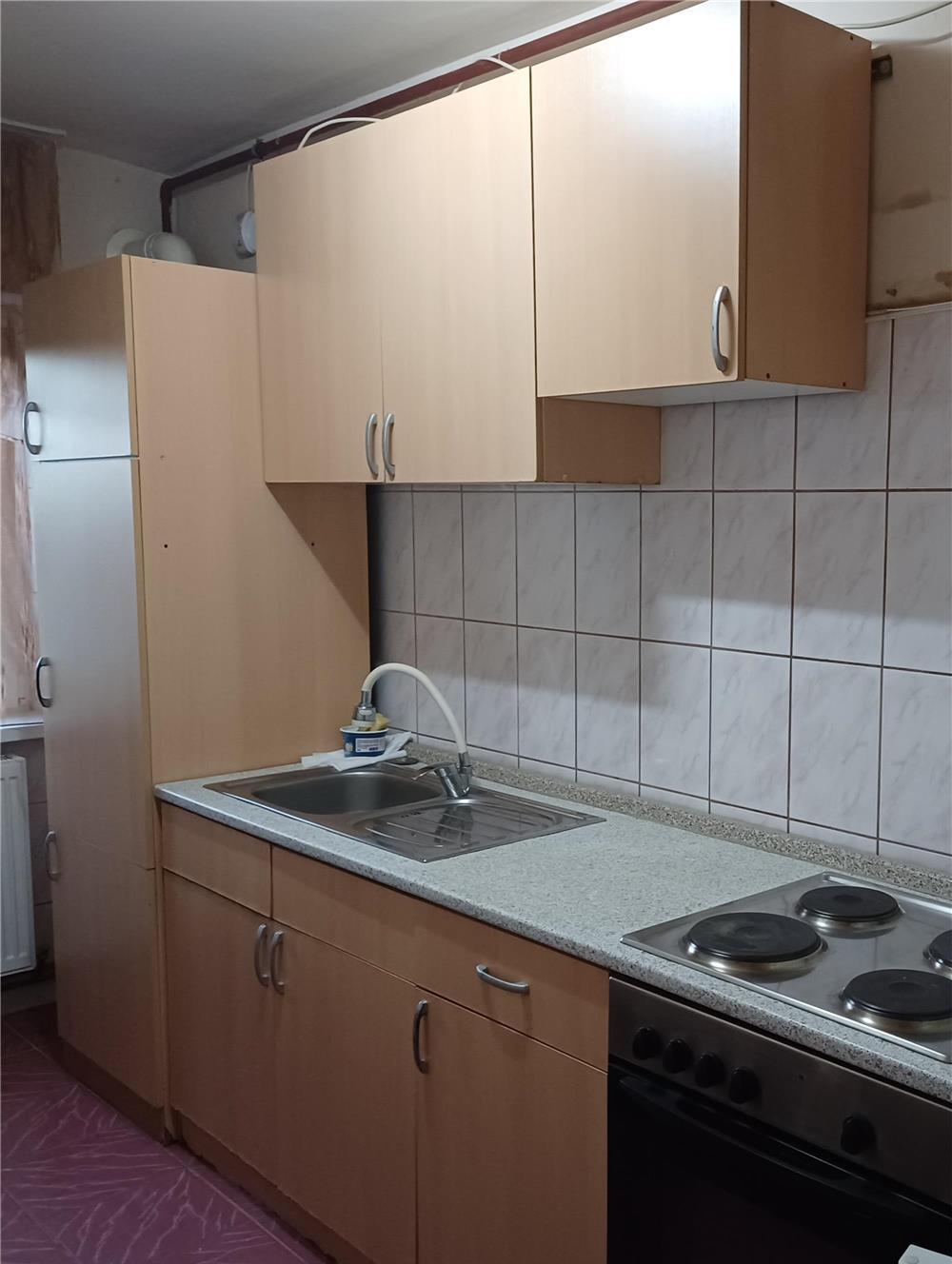 Vand mobila bucatarie cu aragaz si plita incorporabile