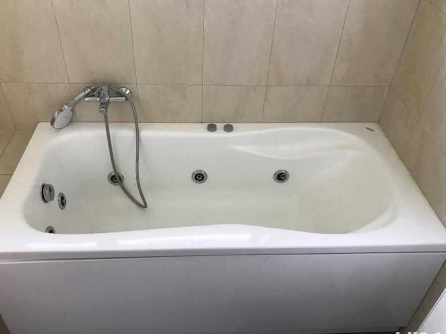 Vand mobila, corpuri iluminat, obiecte sanitare. Eliberez apartament