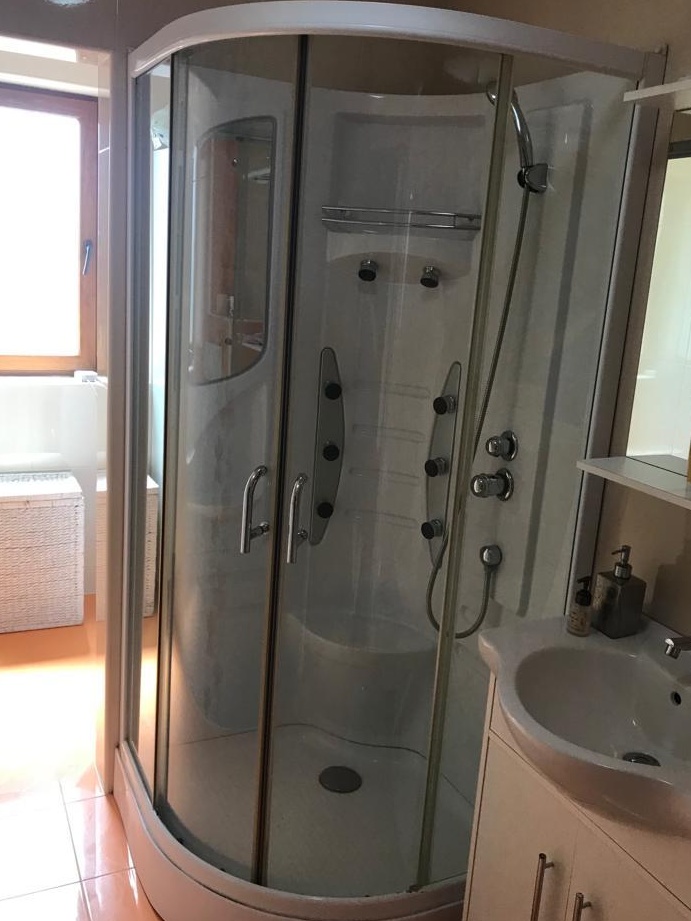 Vand mobila, corpuri iluminat, obiecte sanitare. Eliberez apartament
