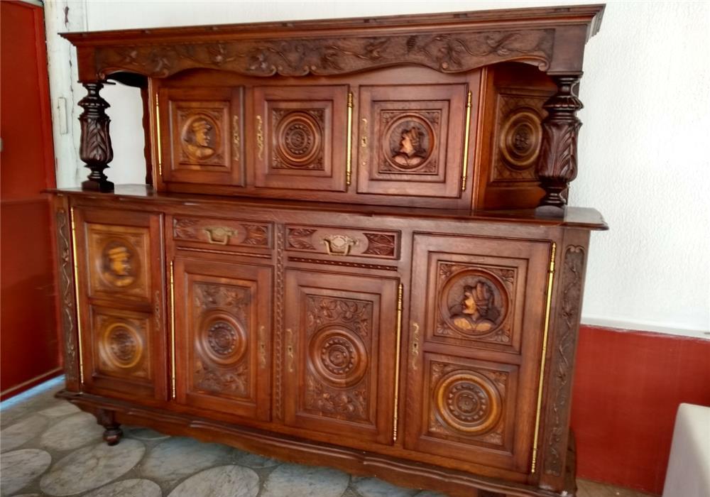 Vând mobilă lemn masiv de sufragerie  cu masă și șase scaune  sculptată