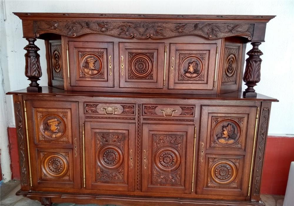 Vând mobilă lemn masiv de sufragerie  cu masă și șase scaune  sculptată