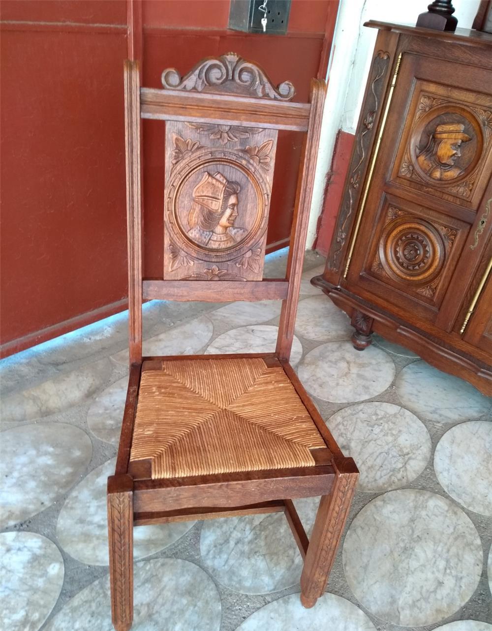 Vând mobilă lemn masiv de sufragerie  cu masă și șase scaune  sculptată