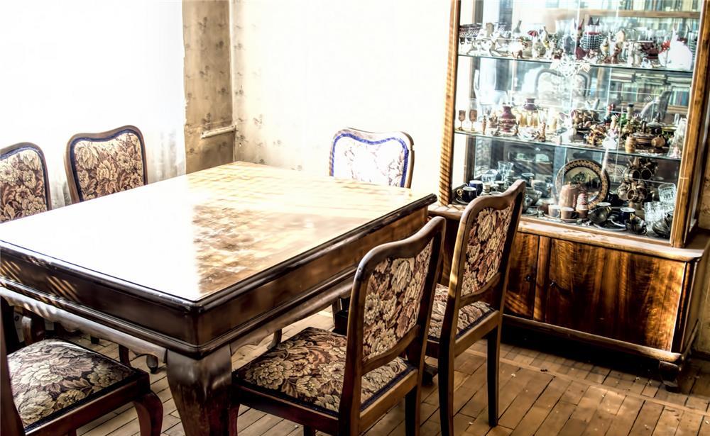 Vand mobilier sufragerie. Masa lemn masiv,6 scaune tapisate, vitrina si biblioteca, handmade 1960