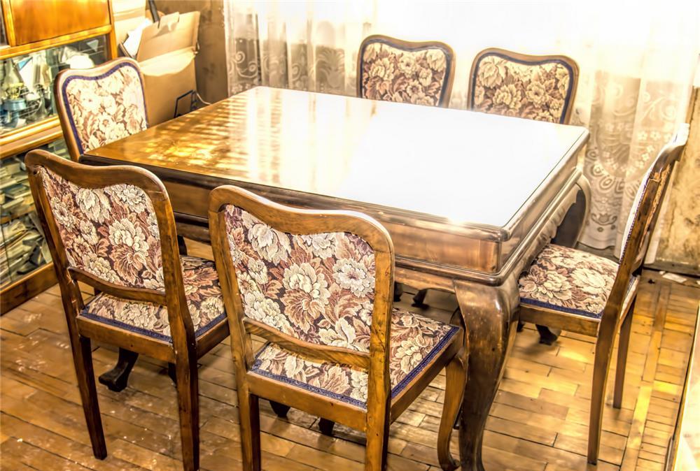 Vand mobilier sufragerie. Masa lemn masiv,6 scaune tapisate, vitrina si biblioteca, handmade 1960