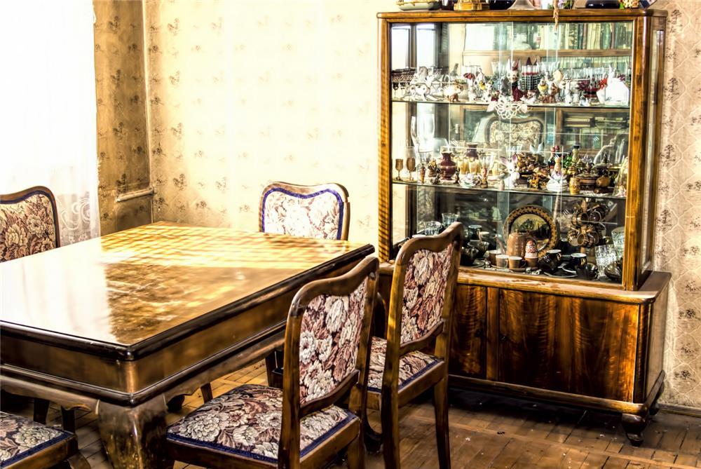 Vand mobilier sufragerie. Masa lemn masiv,6 scaune tapisate, vitrina si biblioteca, handmade 1960