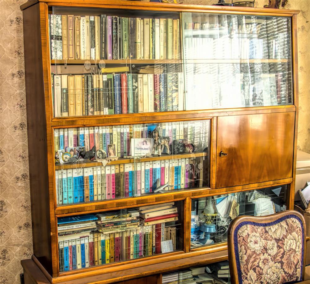 Vand mobilier sufragerie. Masa lemn masiv,6 scaune tapisate, vitrina si biblioteca, handmade 1960